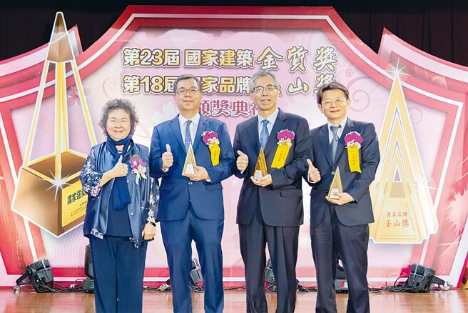 监察院院长陈菊（左起）、元富证券通路事业本部副总张清发、元富期货总经理黄正雄、财富管理部副总林俊桐。图／元富证券提供