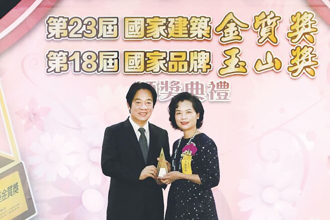 日盛證券榮獲國家品牌玉山獎「傑出企業獎」，副總統賴清德（左）頒獎予日盛證券資深副總謝雨潤。圖／日盛證券提供