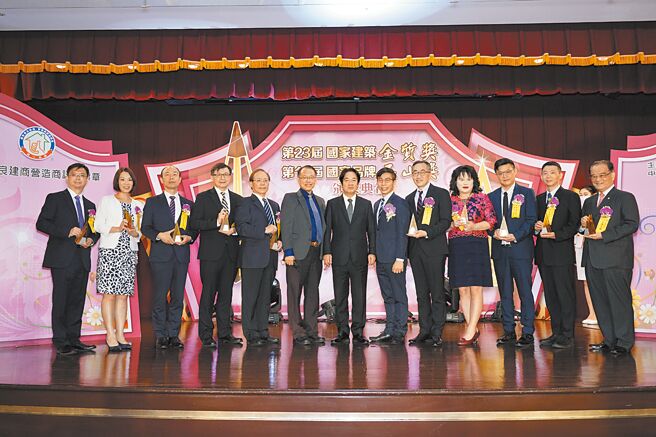 赖清德副总统（右七）与国家品牌玉山奖杰出企业类全国首奖得奖厂商、大会主任委员锺佳滨立委（右六）合影。图／黄全兴