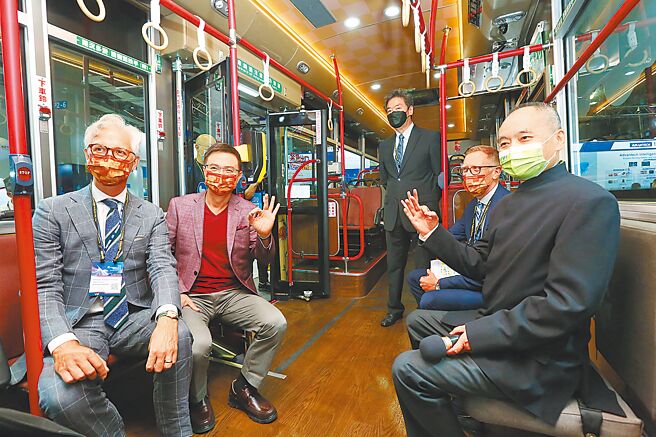AIT副處長柯傑民（左起）、貿協董事長黃志芳、臺北世貿中心董事長莊碩漢、AIT商務組組長歐德瑞、成運汽車董事長吳定發，一同體驗電動巴士內裝。圖╱貿協提供