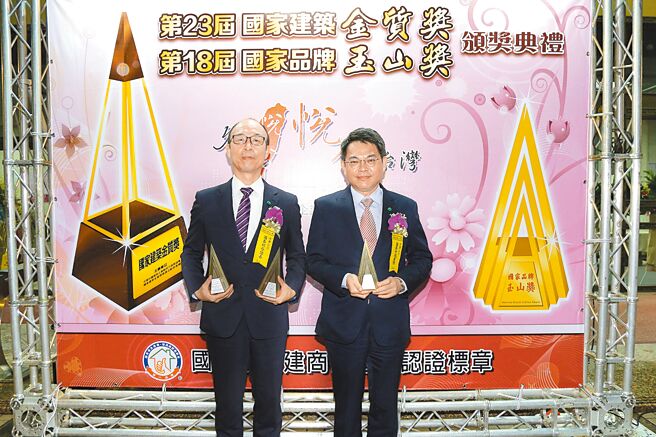 国泰产险、国泰证券双双荣获国家品牌玉山奖全国首奖殊荣，由国泰证券资深副总林健治（左）、国泰产险资深副总许嘉元（右）代表领奖。图／国泰金提供