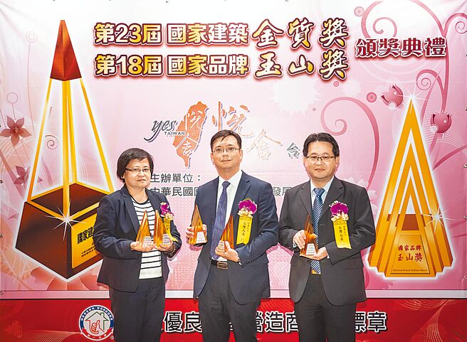 台灣人壽一舉榮獲「第18屆國家品牌玉山獎」共七獎項，更勇奪「傑出企業類」、「最佳人氣品牌類」。圖／台灣人壽提供