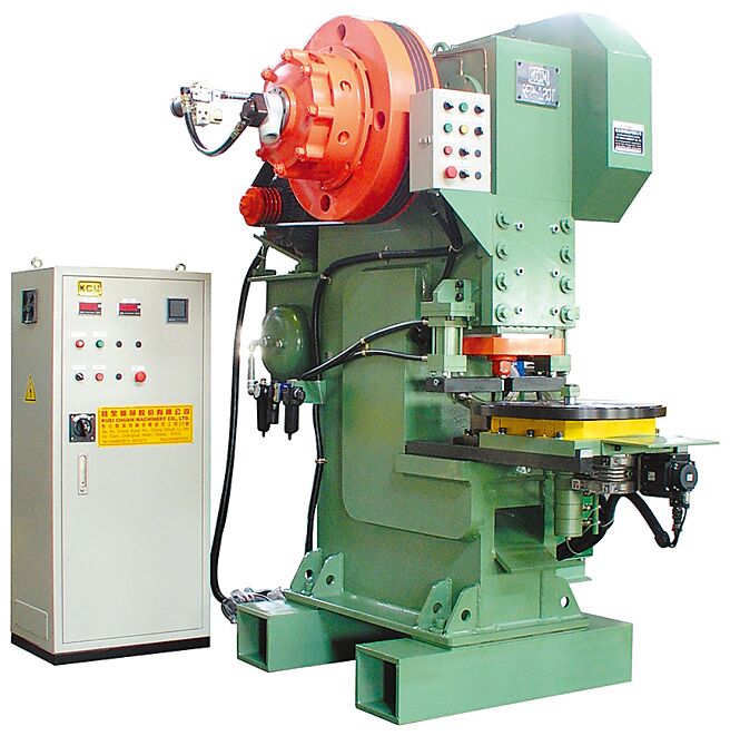 桂全的「NC圆盘冲孔机」採机械式传动设计，工件冲孔面平整无毛边，产能更高。图／桂全提供