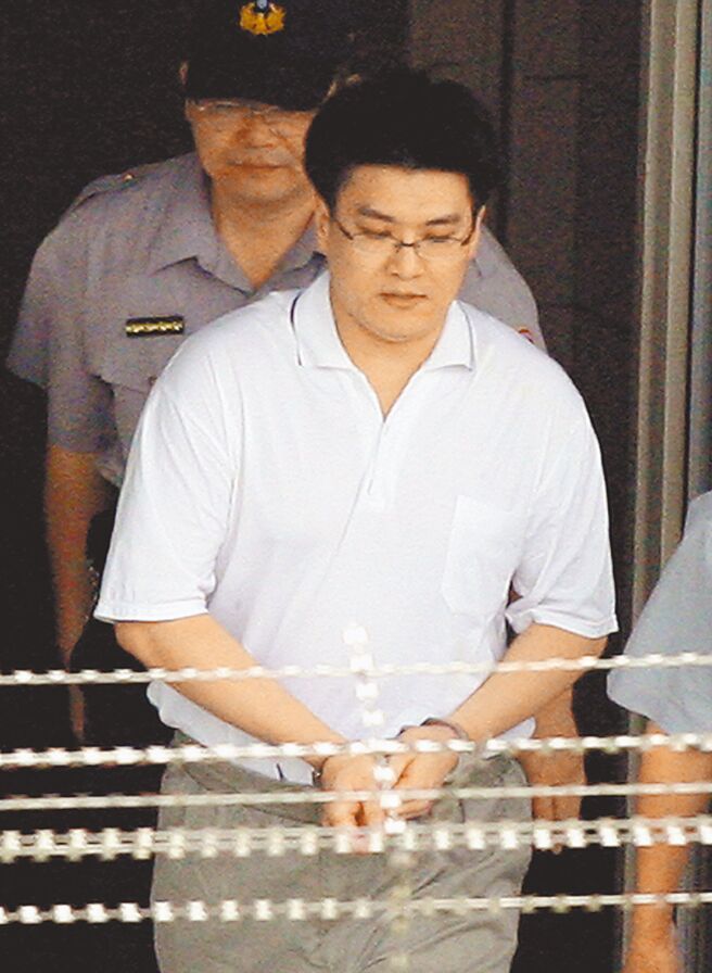 赵建铭与父亲赵玉柱涉台开案，分别判刑3年8个月、4年，将于26日发监。图为赵建铭2006年从土城看守所被借提赴北检。（本报资料照片）