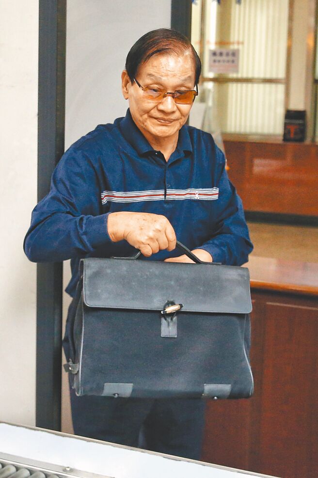 赵建铭与父亲赵玉柱涉台开案，分别判刑3年8个月、4年，将于26日发监。图为赵玉柱2019年出庭应讯。（本报资料照片）