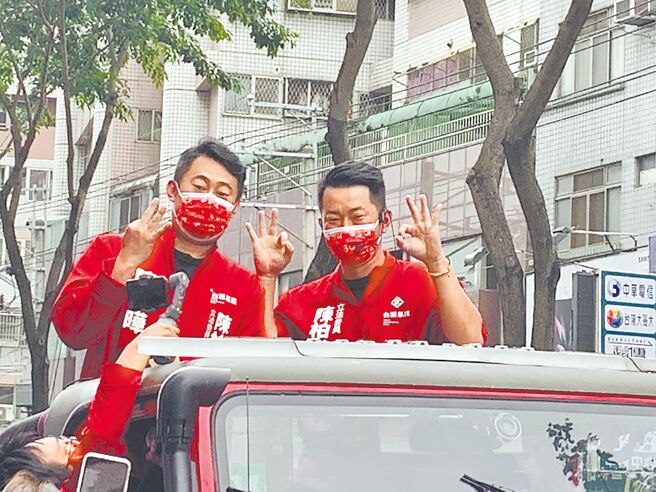 陈柏惟遭罢免，选委会将于3个月内完成补选，台湾基进党强调不会缺席。图为陈柏惟（右）遭罢免后，展开选区车队谢票。（林欣仪摄）