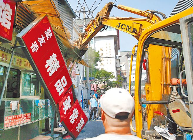 大陆从2008年启动棚户区改造迄今，通过「以房换房」（旧房换新房以1:1.5面积置换）及「拆迁现金补偿」等诱因，帮助至少1亿多棚户区民眾改善居住条件。（中新社）