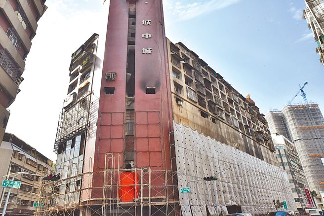 高雄市长陈其迈16日表示，不排除拆除城中城大楼。（林瑞益摄）