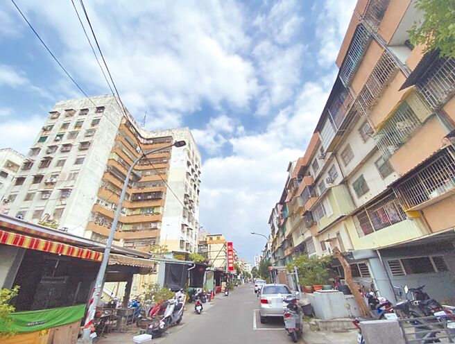高雄43年歷史的民族社区，市府力促为都更示范区，若都更进行顺利，右侧五楼旧公寓会先拆，接下来再拆除左侧旧大楼。（石秀华摄）
