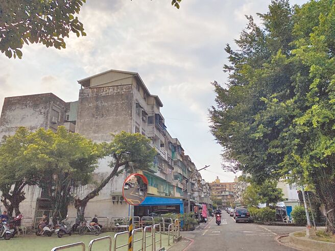 老舊5樓公寓，牆面汙損不堪，居住環境看起來毫無生氣。（石秀華攝）