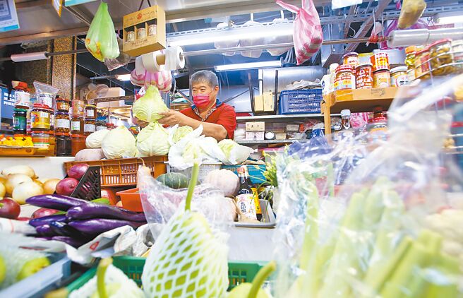 万物齐涨点燃通膨烈火，中央银行罕见在脸书贴文指出，近月多项重要民生物资CPI年增率虽走高，但这并不属物价「普遍」、「持续」、「显着上涨」的通膨现象，且主要机构皆预测今年CPI不至于超过2％，加上油电价格平稳机制适时启动，有助降低通膨预期，强调国内物价仍属稳定。（本报资料照片）