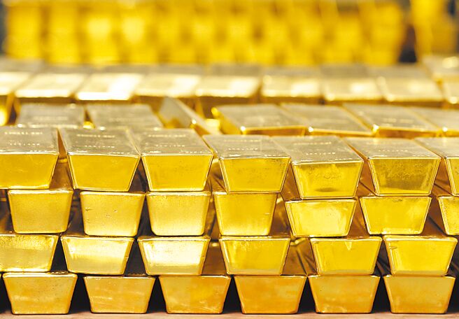 台北市金银珠宝公会副理事长石文信表示，当所有原物料都飙涨，黄金是最好抗通膨的避险工具之一，有利于推升金价，不过，金价已处于高檔，看法较外银保守，推估明年第1季1900美元为合理价位。（美联社）