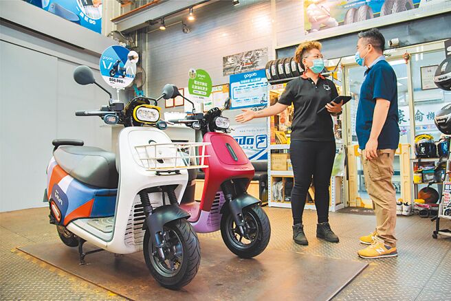 台北、桃園都針對五倍券上路，祭出五倍券購置電動機車的限時加碼補助，最便宜能用不到3萬元騎回家。（gogoro提供）