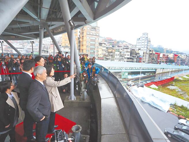 台北市长柯文哲批蔡英文总统4年半前宣布盖的基隆轻轨（现为捷运）是大骗局，基隆人应愤怒，并再呛基隆市长林右昌无法处理八堵到基隆段。（本报资料照片）