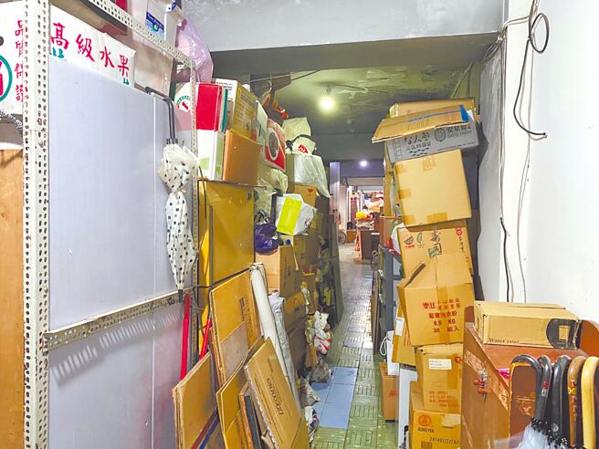 基隆路兴隆整宅民眾向议员戴锡钦投诉，隔壁邻居疑为「囤物症」患者，堆积易燃纸箱、垃圾及杂物于走廊。（戴锡钦提供／杨亚璇台北传真）