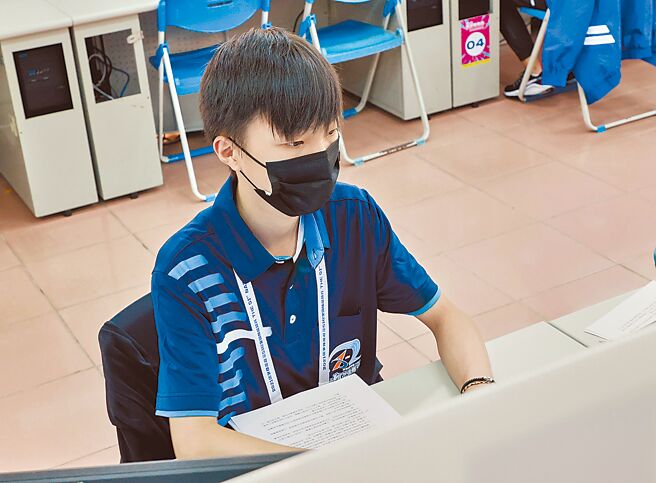 自国中时期就由新北高工培训的新北高工同学陈升尧拿下第51届全国技能竞赛「青少年组网页技术」金牌。（新北市教育局提供）