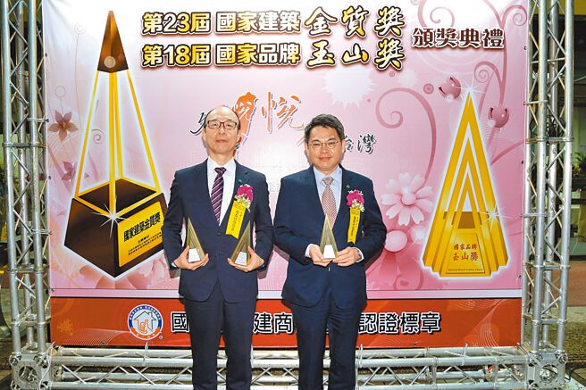 国泰产险、国泰证券双双荣获国家品牌玉山奖全国首奖殊荣，由国泰证券资深副总林健治（左）、国泰产险资深副总许嘉元（右），代表领奖。（国泰提供）