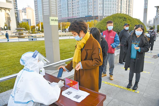 大陸本輪本土新冠疫情已經波及陝西、甘肅、內蒙古等11省，目前已有5省市已暫停跨省旅遊經營活動。圖為寧夏銀川市民眾核酸檢測。（新華社）