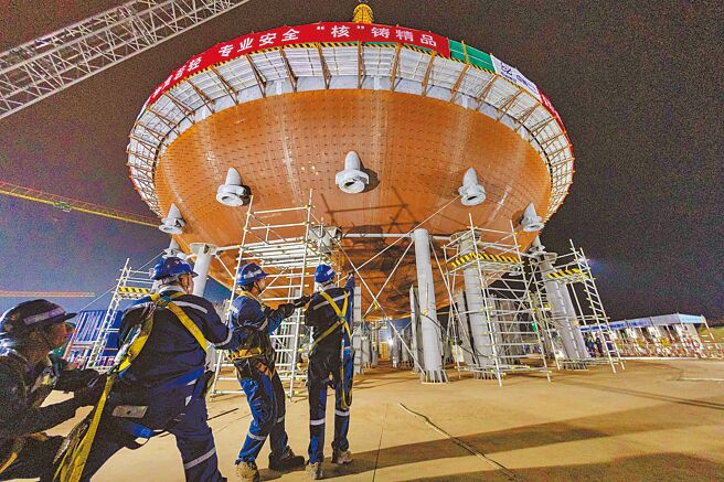 大陆官方公布前3季GDP数据后，从GDP年增速来看，以湖北、海南分别以18.7％和12.8％暂居各省的第一和第二。图为昨日大陆「玲龙一号」核反应炉的钢制安全壳底封头在海南昌江提前吊装完成。（中新社）