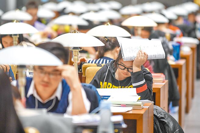 大陆今年公务员报考人数激增40多万人。图为山西省太原市图书馆，考生们埋头苦读。（中新社）