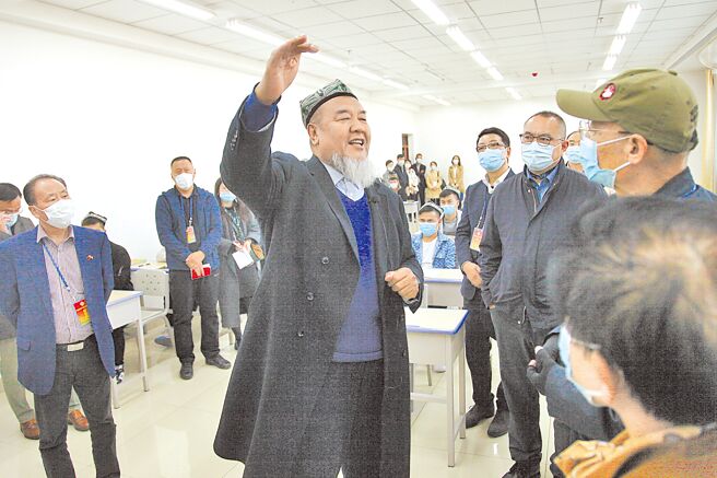 大陸學者呼籲，應透過知己知彼、降維打擊、以攻為守等方法來講好新疆故事，同時在比較中確立「新疆自信」、「中國自信」。圖為新疆伊斯蘭教經學院院長阿不都熱克甫·吐木尼牙孜（中）向全國政協港澳台僑委員會考察團介紹學院情況。（中新社）