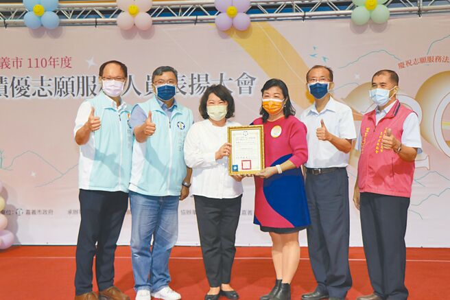嘉义市长黄敏惠（左三）颁奖给金质奖志工刘丽玫（右三）。（嘉义市政府提供／张亦惠嘉市传真）
