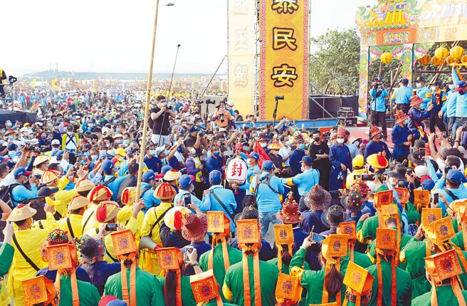 3年1科东港迎王平安祭典，24日于镇海沙滩进行请水仪式，并宣布本科大千岁姓「封」。（林和生摄）