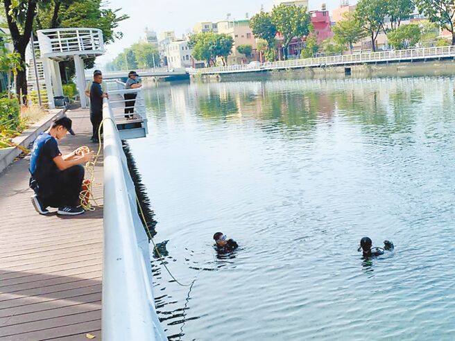 高雄19岁吕姓少女6日在家产下死胎，少女阿嬷叫吕父帮忙将婴尸丢入前镇运河，高雄地院依遗弃尸体罪判少女阿嬷、吕父7月，均缓刑2年，但须各向国库支付3万、5万元，并参加法治教育。（本报资料照片）