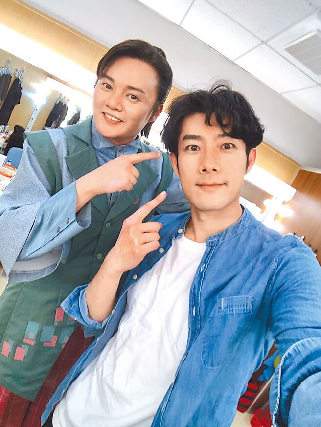 许富凯（左）帮施易男烫出好看卷髮。（公视台语台提供）