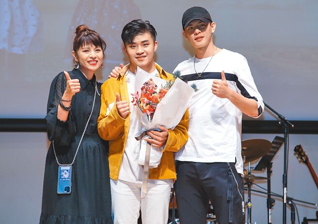 林葉亭（左）昨與兒子邱以太（右）到場支持劉昊演出。（陳俊吉攝）