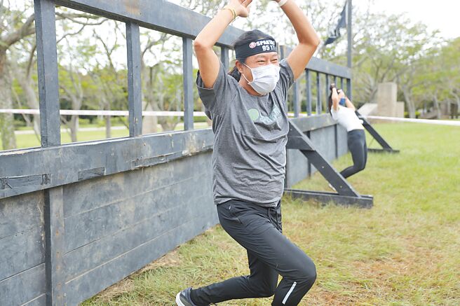 乱弹阿翔（见图）及小刀昨参加斯巴达障碍赛台中场赛事。（宽宽整合行销提供）