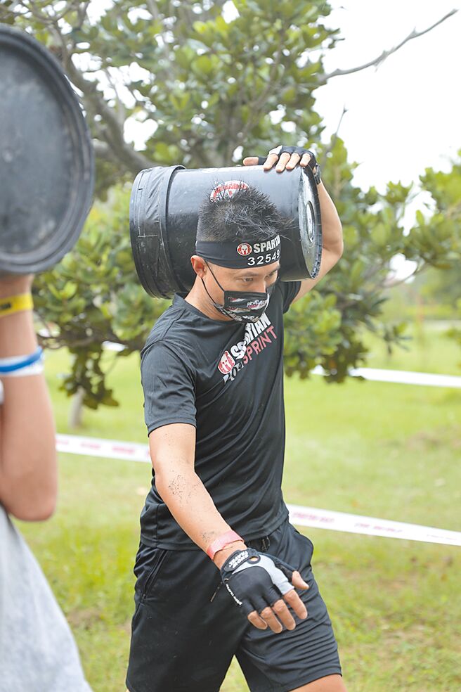 乱弹阿翔及小刀（见图）昨参加斯巴达障碍赛台中场赛事。（宽宽整合行销提供）