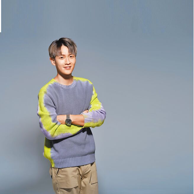 柯震东沉潜后復出，作品连翻登场、质量俱佳，让人眼睛一亮，佩戴萧邦（CHOPARD）Alpine Eagle XL Chrono腕表。（JOJ PHOTO摄，服装提供／MSGM）