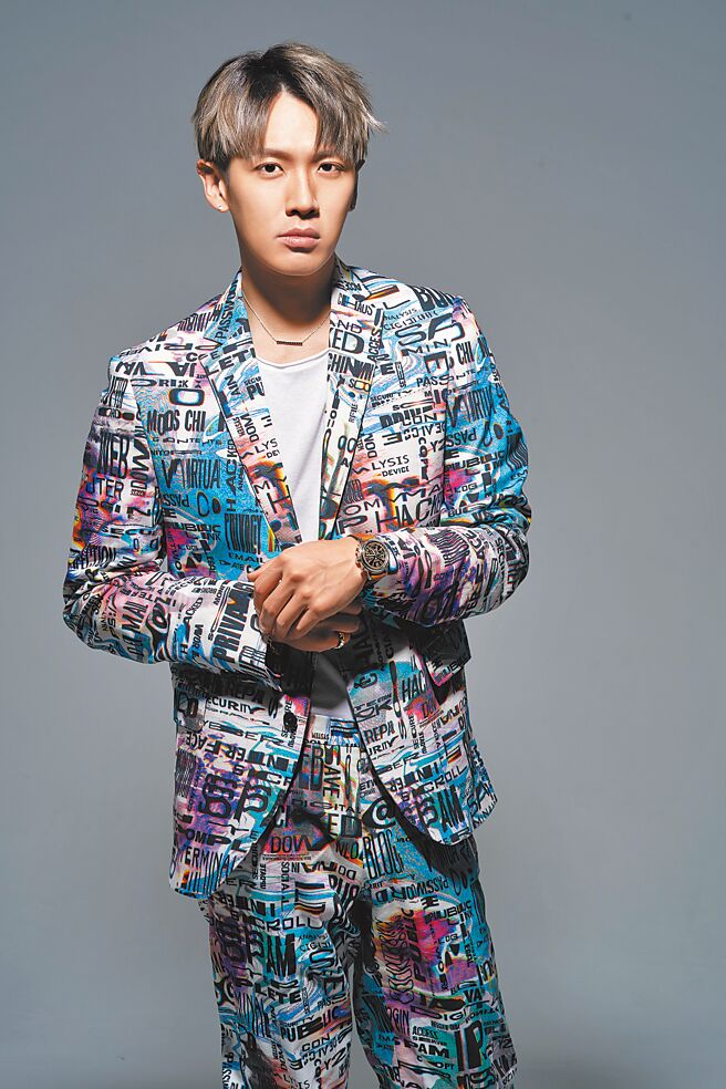 柯震东新作勇于挑战多元角色，一扫昔日大男孩青涩模样，佩戴萧邦（CHOPARD）Ice Cube Pure钻石项炼和戒指、Mille Miglia Classic Raticosa计时码表。（JOJ PHOTO摄，服装提供／Moschino）