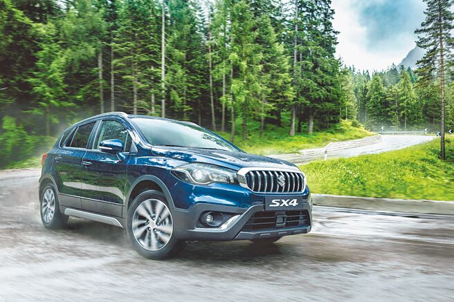 SUZUKI THE NEW SX4新增加ACC、RBS、ESS等智能安全科技，并带给车主SUZUKI「GO UNIQUE」的独特魅力，售价89万元，本月购车享首年低月付6600元，领牌赠送SUZUKI专属后背包、专属门槛饰板。（TAIWAN SUZUKI提供）