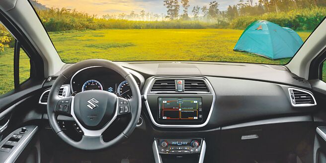 内装以黑银双色铺陈的座舱空间，形塑出细致内敛的驾乘氛围。（TAIWAN SUZUKI提供）