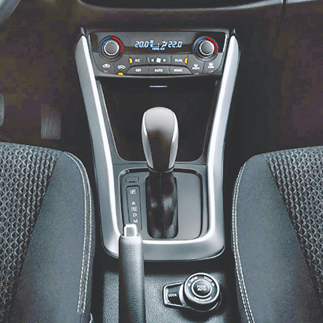 排檔座位置适中，黑银配色细致内敛。（TAIWAN SUZUKI提供）