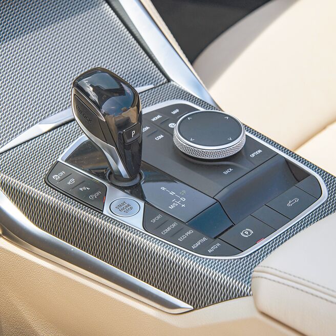 排檔座以铝质格纹饰板包覆。（陈大任摄）