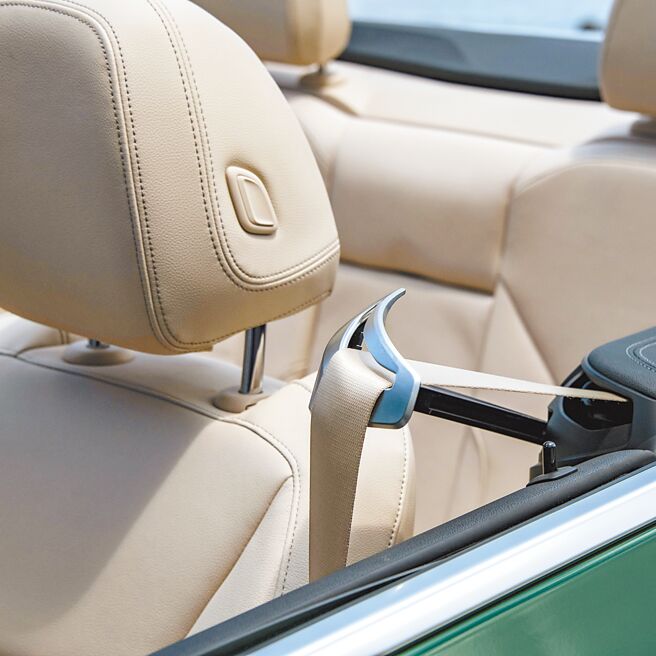 上车后，安全带挺杆会自动伸出。（陈大任摄）