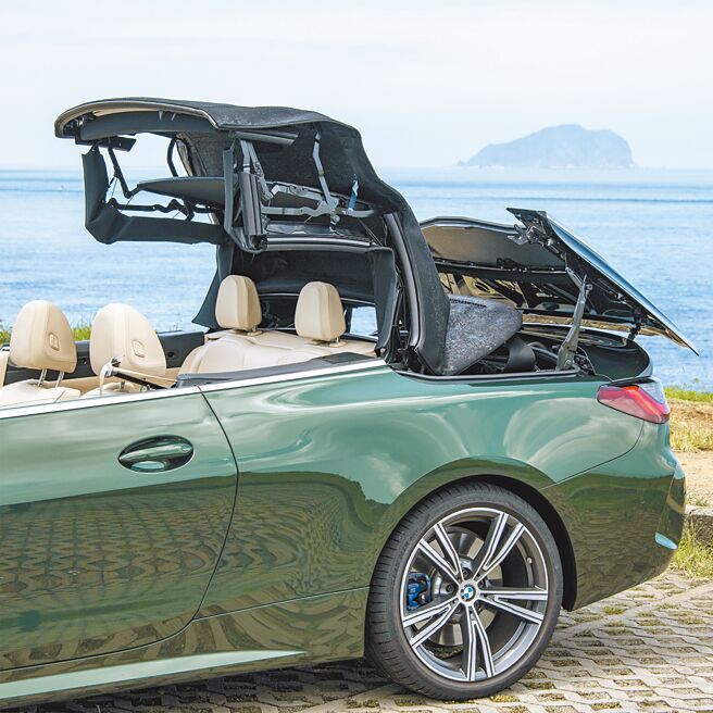 电动软篷仅需18秒就能完成启闭。（陈大任摄）