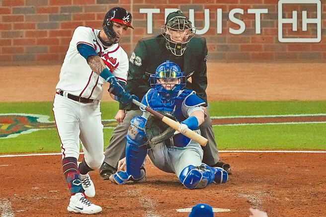 羅薩里歐（左）昨在4局敲出三分全壘打的瞬間。 （美聯社）