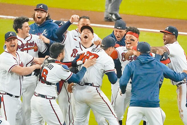 當確定闖進世界大賽，勇士球員衝入場內瘋狂慶祝。 （美聯社）