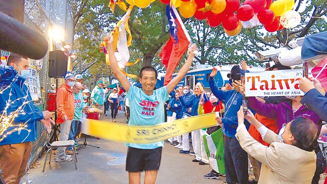 罗维铭3100英哩超马完赛，名列亚军。（中央社）