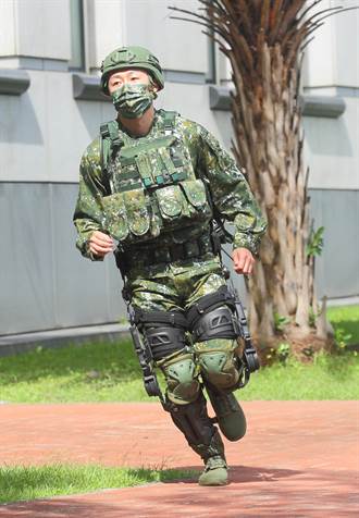 用鏡頭看台灣》國軍添利器 動力外骨骼增強肌耐力
