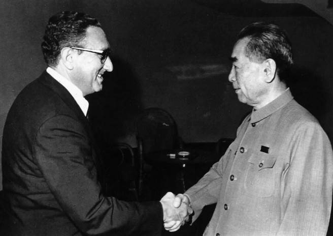 1971年7月季辛吉(左）以尼克森总统特使身份密访中国大陆，会见中国国务院总理周恩来。（图／檔案照片）