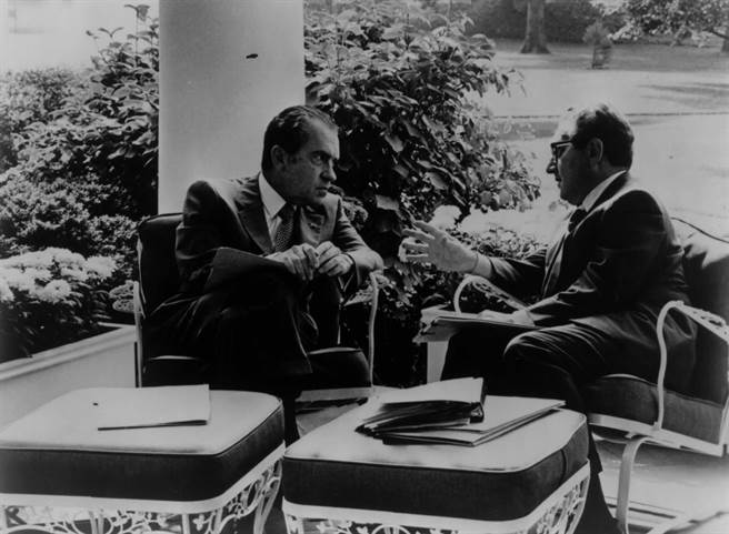 在美国要求其盟友投票反对中国入联时，尼克森心里想的是要赶在别的国家之前抢下与北京之间的外交成果，并藉此解决越战问题，同时联中制苏。图为尼克森与季辛吉。（图／歷史檔案照）