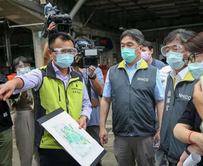 王必胜(中)有「拆弹专家」美誉，新冠疫情重大危机都看得到他的身影。（翻摄脸书）