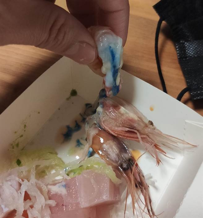 甜虾剥开惊见诡异蓝汁液，让不少网友吓歪，但老饕却喊是极品。（图／翻摄自爆系知识家）