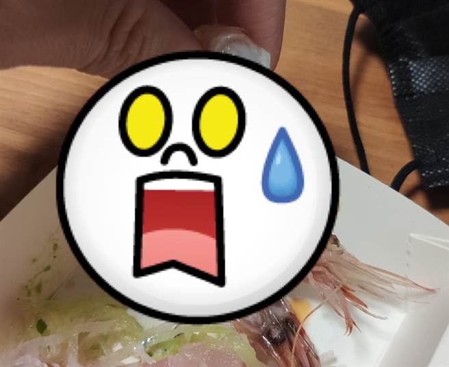 网友剥开生的甜虾惊见诡异蓝色汁液，引起网友讨论。（图／翻摄自爆系知识家）