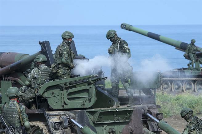 「汉光37号」实兵演练9月16日在屏东车城满丰渔场实施反登陆火炮射击。（黄子明摄）